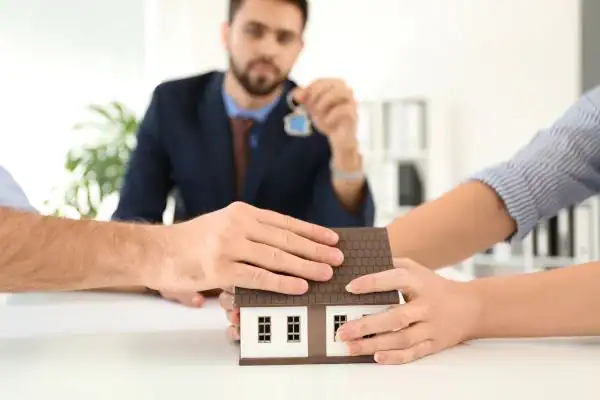Couple arguing over property in divorce mediation Bournemouth